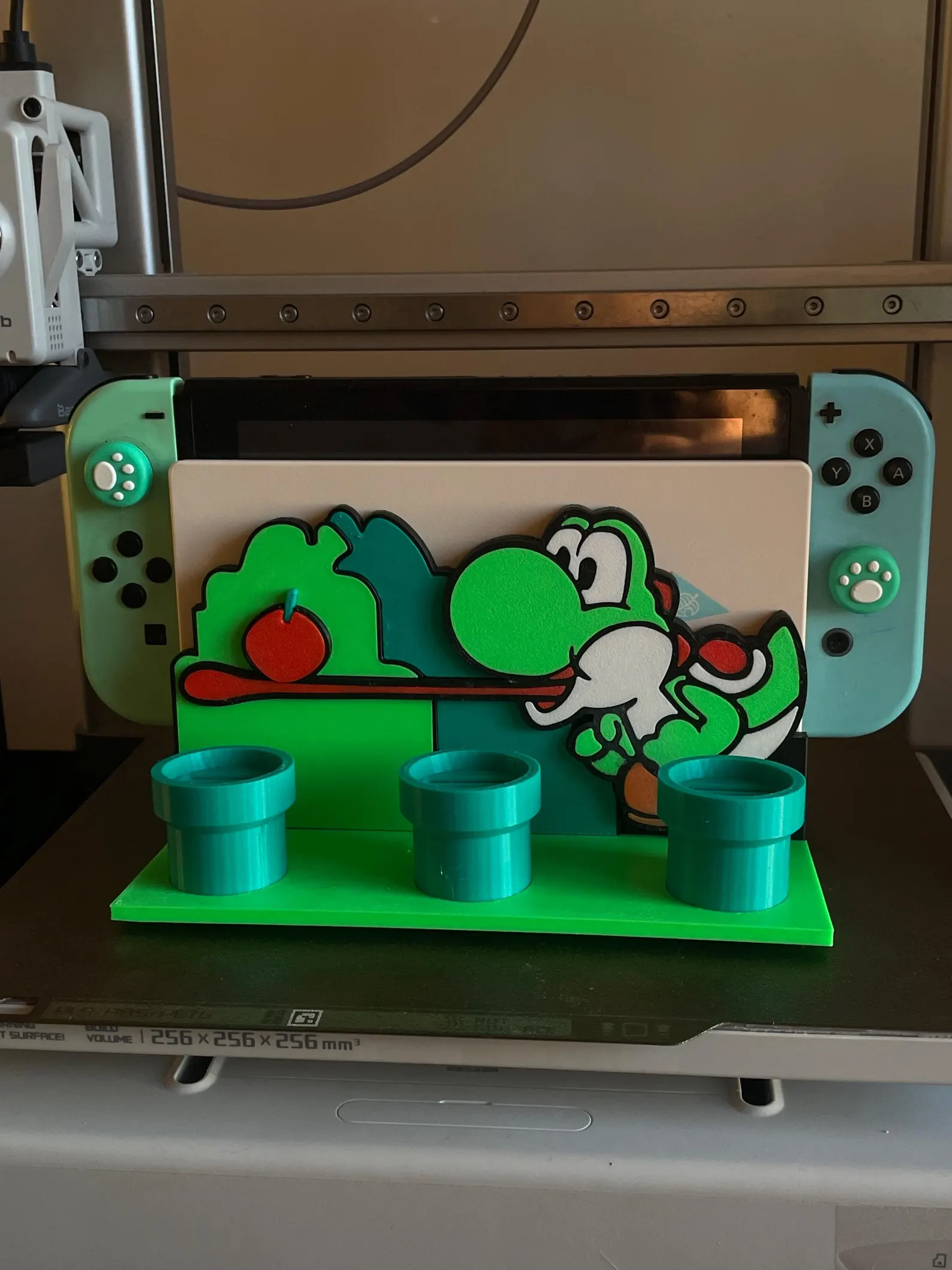 Nintendo Switch Custom Joy Con Controller im Great Wave Design. Die Elektronik ist original von Nintendo und die Joy Cons wurden mit neuen soft-touch Shells ausgestattet.  Die digitale Farbe der Joy Cons wurde ebenfalls angepasst, sodass die Konsole sie a